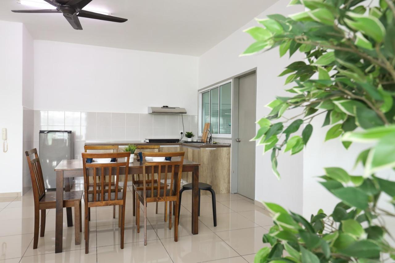 Cozy 3-Bedroom Condo With Pool - Seri Kembangan Exterior foto