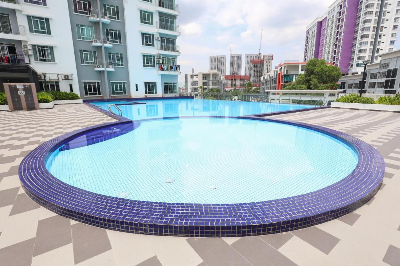 Cozy 3-Bedroom Condo With Pool - Seri Kembangan Exterior foto