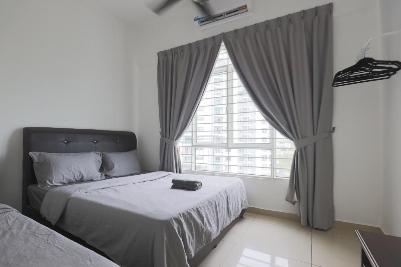 Cozy 3-Bedroom Condo With Pool - Seri Kembangan Exterior foto